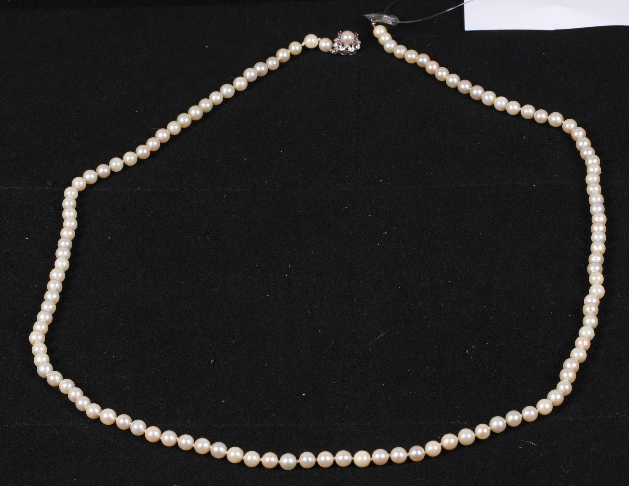 PÄRLCOLLIER, lås av vitguld 18K, 1900-tal.