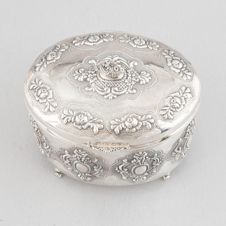 A sterling silver box with lid, 20th Century.