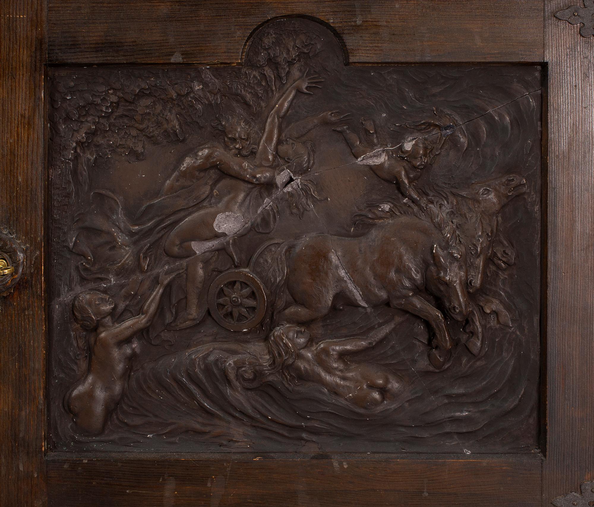 Skåp, Swedish Grace, enligt uppgift utfört av bildhuggare Ernst Sundbeck.1920-30-tal.