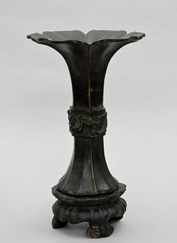 A bronze vase, Qing dynasty (1644-1912).