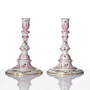 Ljusstakar, ett par, porslin. Meissen, Marcolinis period, omkring år 1800.
