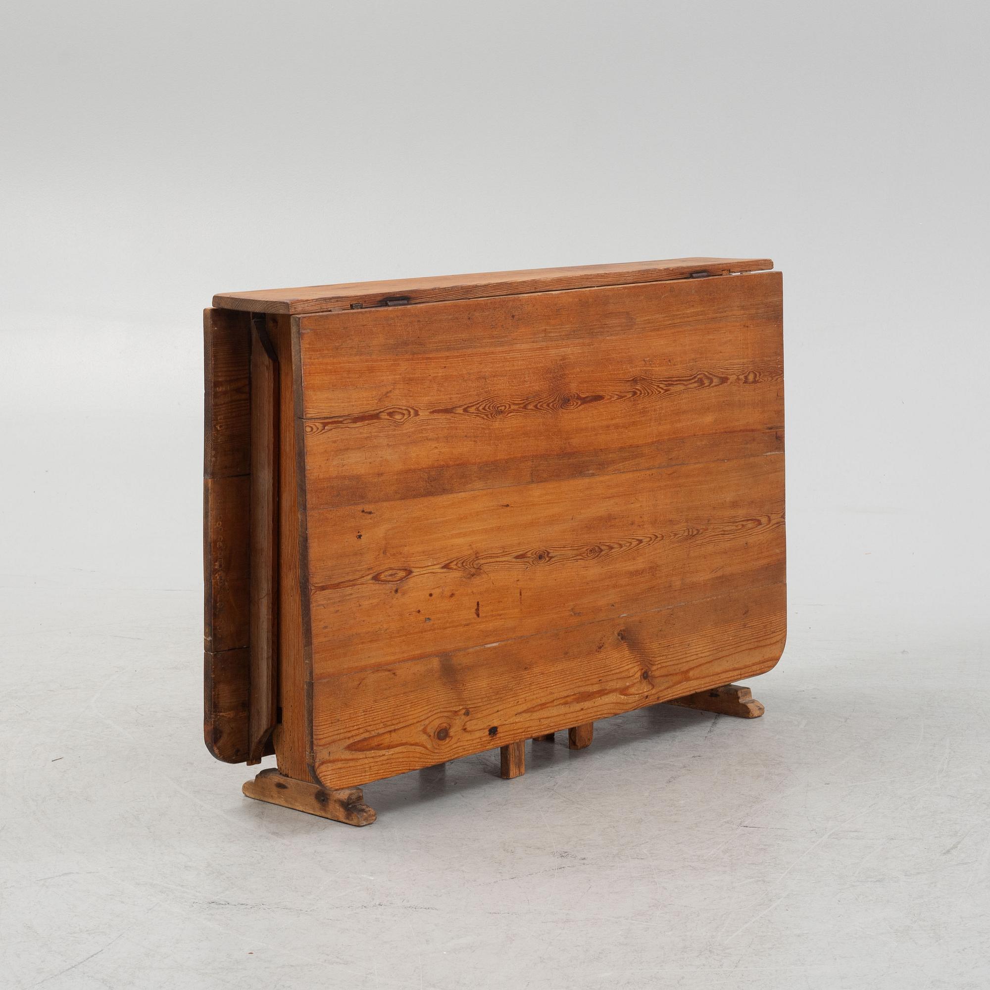 A pine gate-leg table, 19th Century.