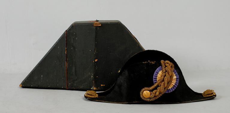 HATT, svensk, trekantig, modell 1854-59, för amiralitetet samt hattlåda av trä.