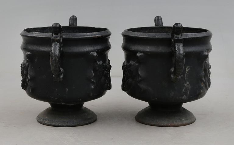 TRÄDGÅRDSURNOR, 1 par, gjutjärn, Stafsjö Bruk, 1900-talets första hälft.