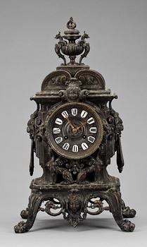 BORDSPENDYL, mörkpatinerad brons, Louis XIV-stil, urverk märkt Japy Frere, Paris, Frankrike, 1800-talets slut.