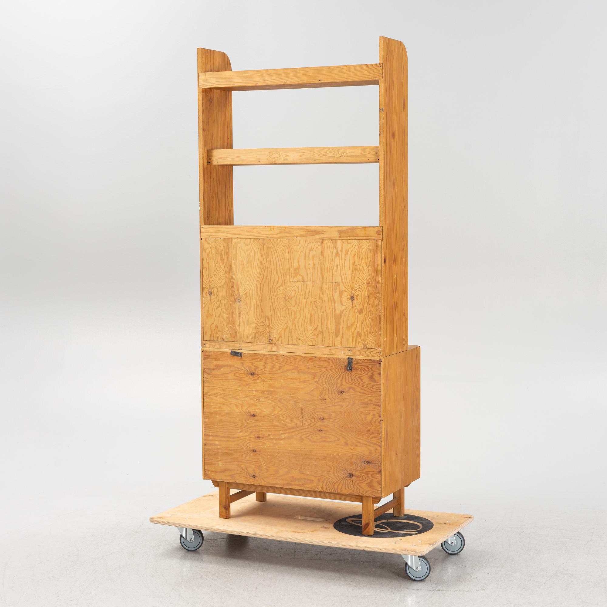 Göran Malmvall, hylla med skrivklaff och underskåp. 1900-talets andra hälft.