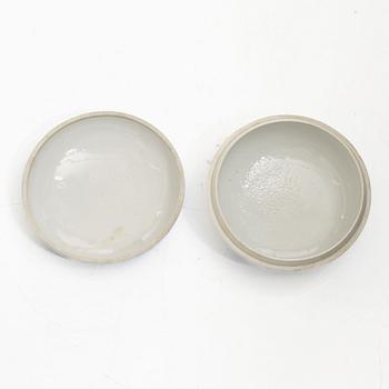 Stekfat, 5 st, kompaniporslin, Qingdynastin, Kina, 1700/1800-tal samt ask med lock och vas, Kina, 1900-tal.