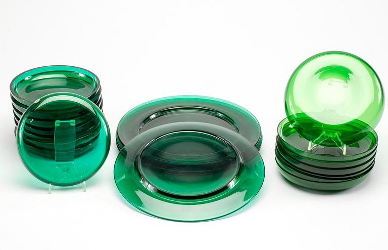 SERVISDELAR, 19 delar, glas, Firma Svenskt Tenn och Reijmyre. 1900-talets andra hälft.