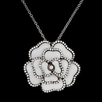 11. A white agate and brilliant cut diamond pendant, tot. 0.90 cts.