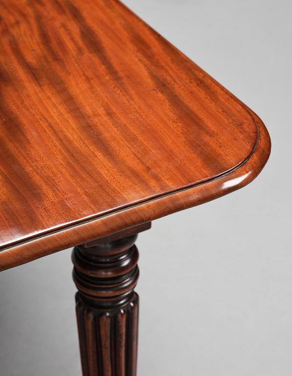 A Regency mahogany dining table, first part 19th century.