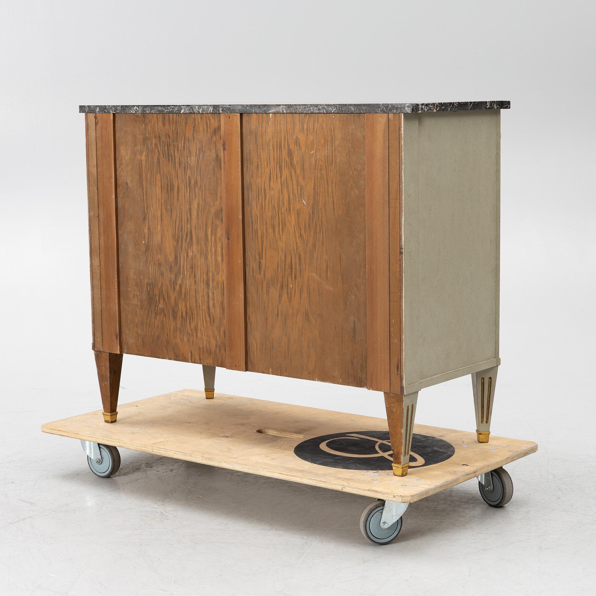 Chest of drawers, Gustavian style, first half of the 20th century.