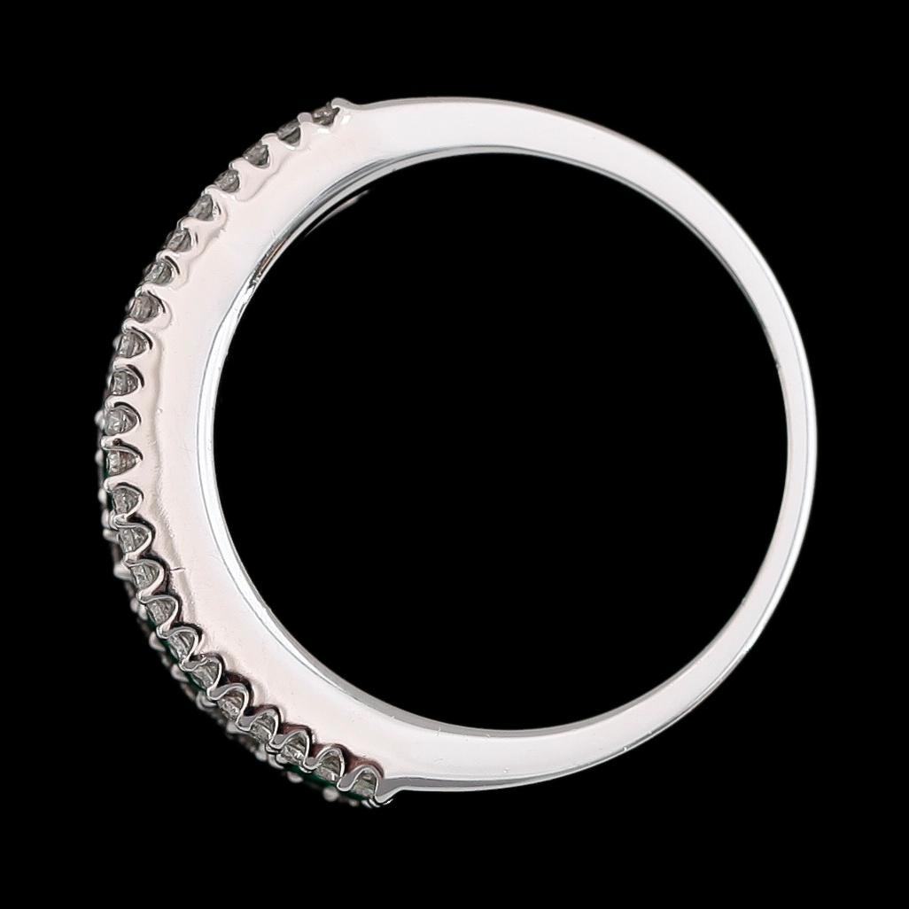 RING, 18 k vitguld, smaragder och briljant- och baguettslipade diamanter. Vikt ca 6,8 g.