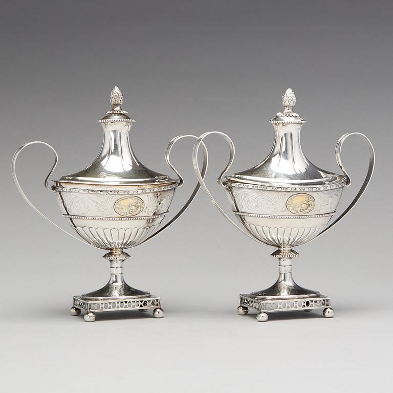 Hans Lyberg, sockerskålar med lock, ett par, silver, Borås 1805. Sengustavianska.