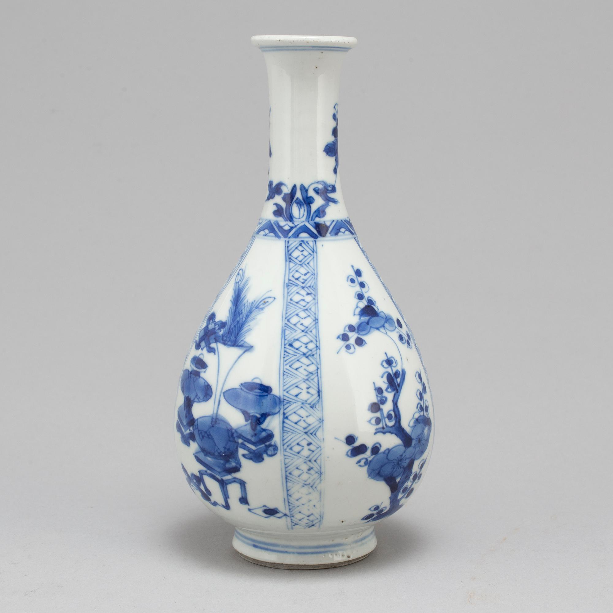 A blue and white bottle vase, Qing dynasty, Kangxi (1662-1722).