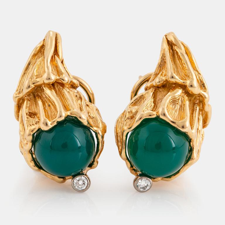 A pair of Gilbert Albert earrings in 18K gold set with chalcedony and round brilliant-cut diamonds.