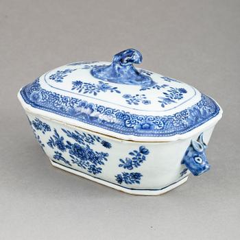 TERRIN samt KOPP med FAT, porslin, Qingdynastin, Kina, Qianlong (1736-95).