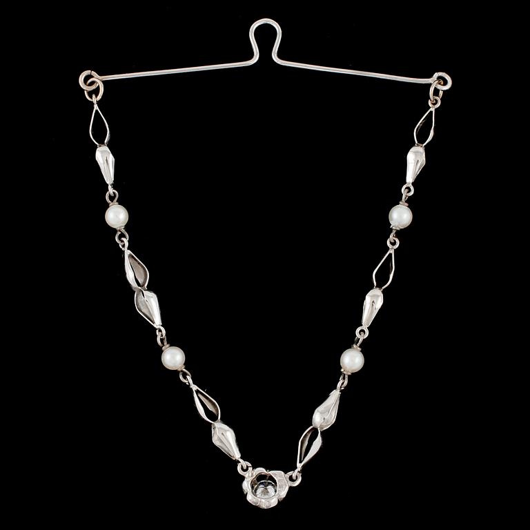 HÄNGE, 18k vitguld med 4 små odlade pärlor samt en briljantslipad diamant 0.37 ct. Vikt 6 g.