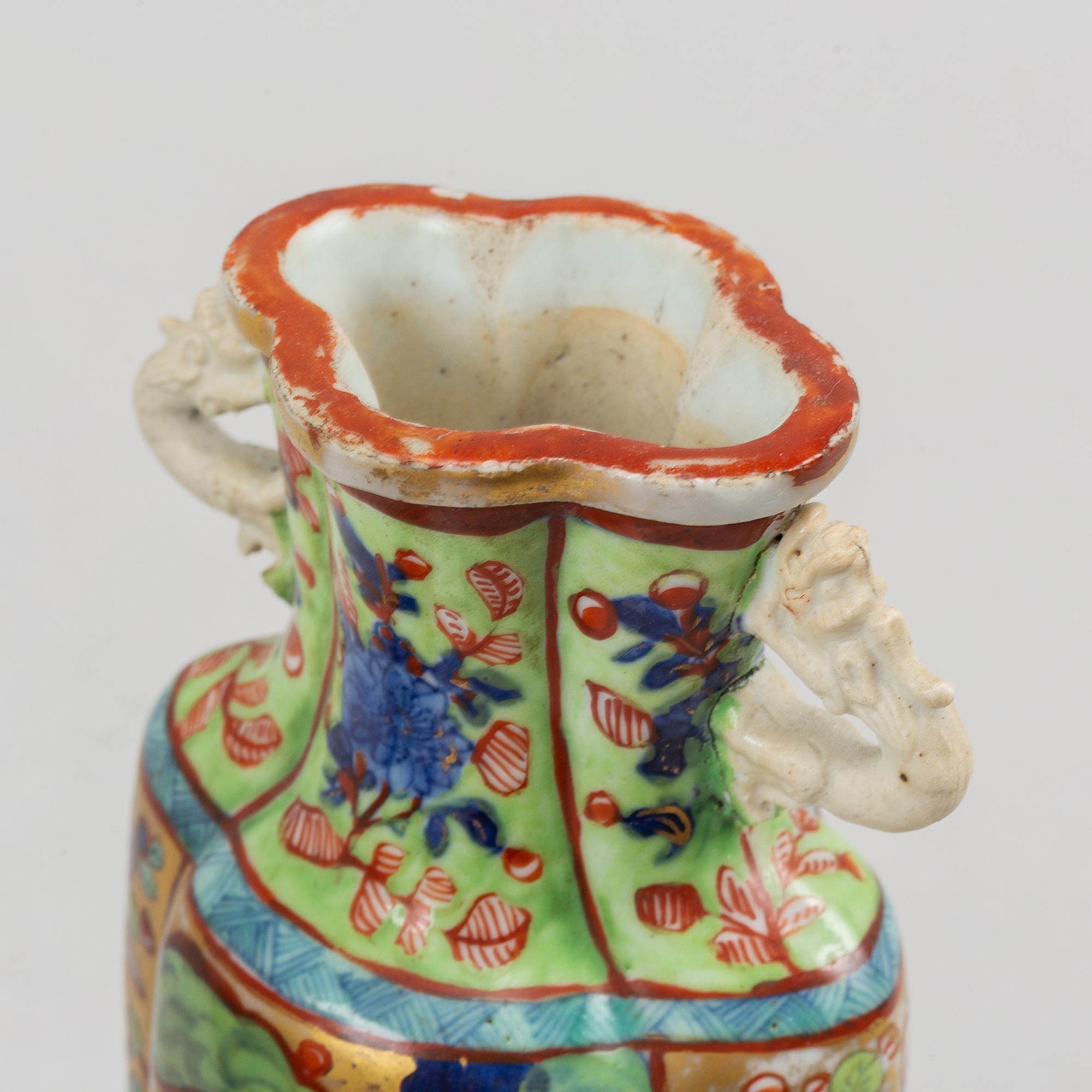 A pair of clobbered famile rose vases, Qing dynasty, Kangxi (1662-1722).