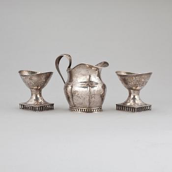 SALTKAR samt GRÄDDKANNA, silver, Senempire, kannan tillverkad av Jacob Engelbert Sundberg, Sundsvall,1864. Vikt ca 169 g.