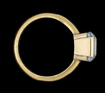 RING, 23k guld med blå spinell. Vikt ca 8,3 gram.