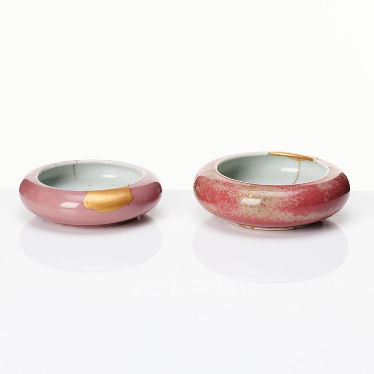 Two peach bloom glazed brush pots, Qing dynasty 18th/19th century.