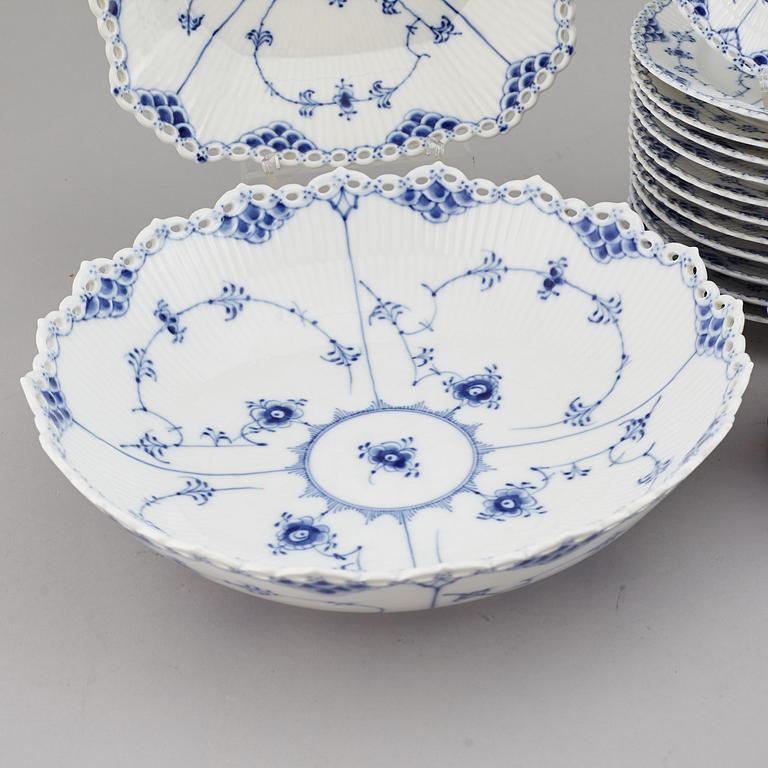 ROYAL COPENHAGEN, kaffeservis, 45 delar, porslin, "Musselmalet Helblonde", Danmark.