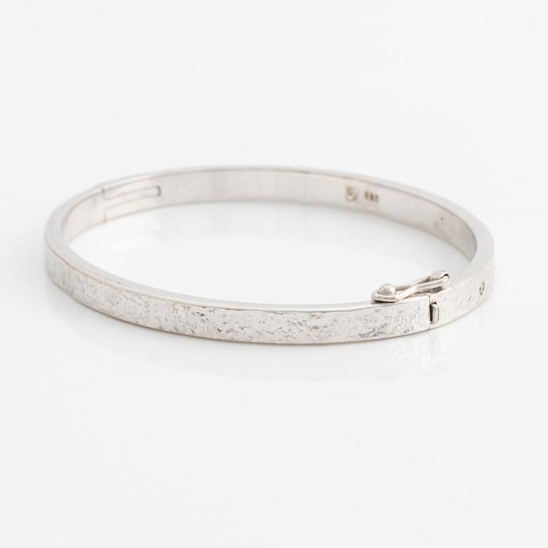 Armring 14K guld med runda briljantslipade diamanter.