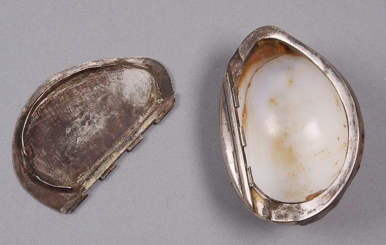SNUSDOSA, silver och snäcka, Johan Petter Tullgren, Kristinehamn, 1857.