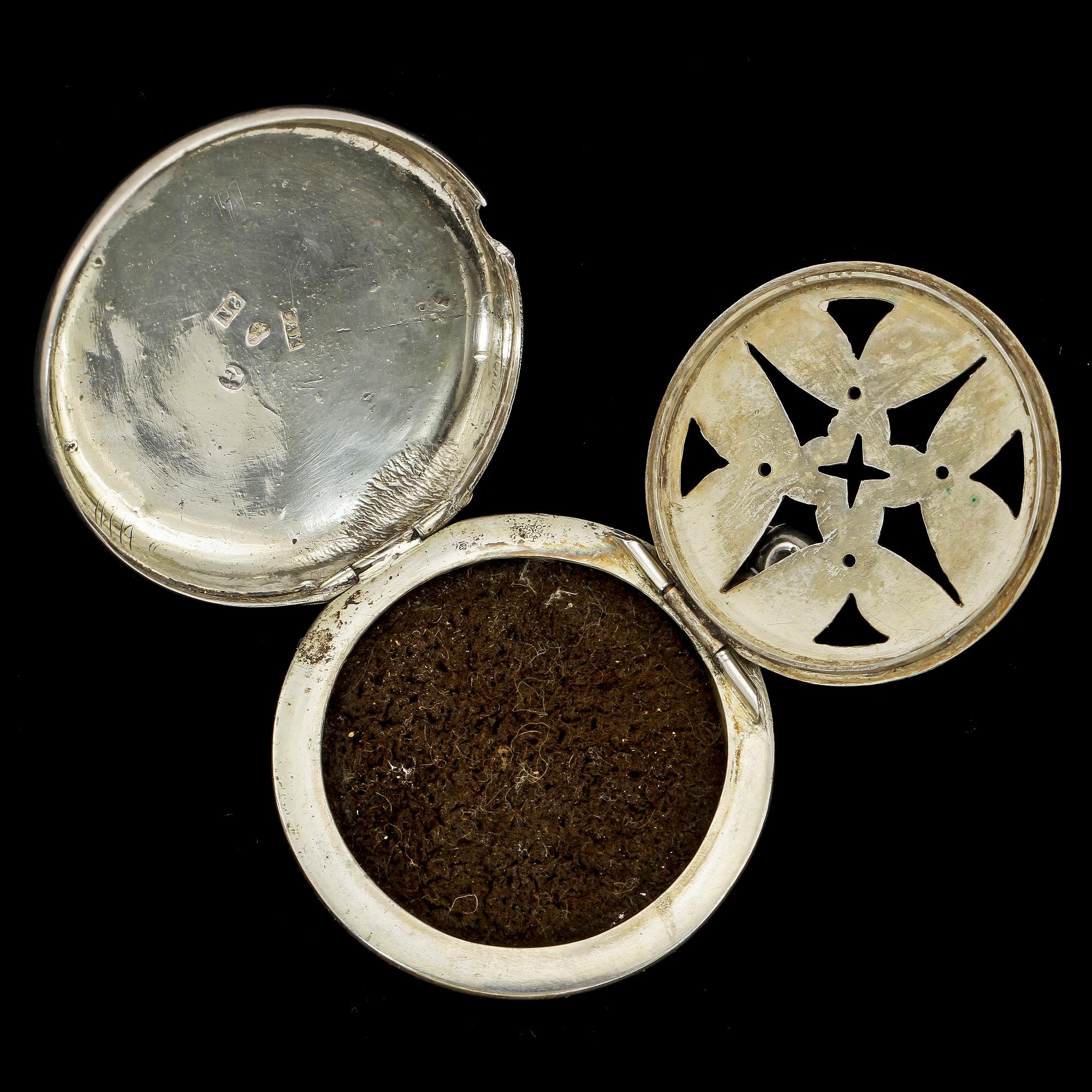 LUKTDOSA, silver, Carl Andreas Kjernås, Göteborg, 1891. Vikt 21 g.