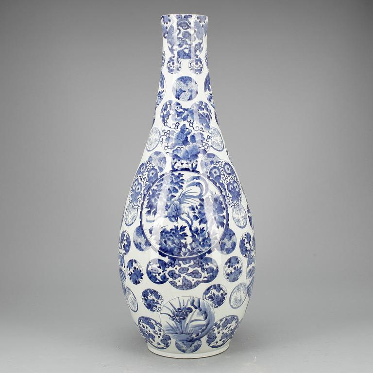 GOLVVAS, porslin, Japan, 1800-talets andra hälft.