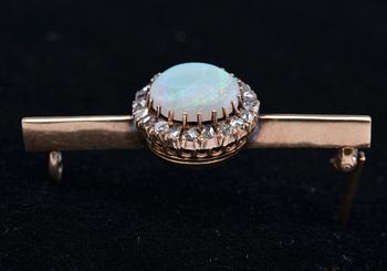 BROSCH, opal ca 2.5 ct, rosenslipade diamanter ca 0.2 ct.
C.G. Hallberg Stockholm 1875. Vikt 5 g.