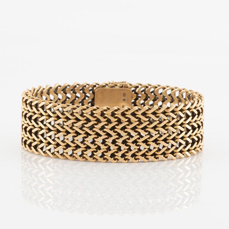 A bracelet in 18K gold.