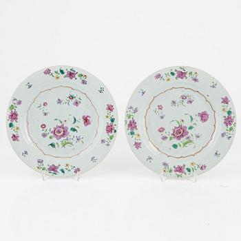A famille rose punch bowl and two plates, Qing dynasty, Qianlong (1736-95).