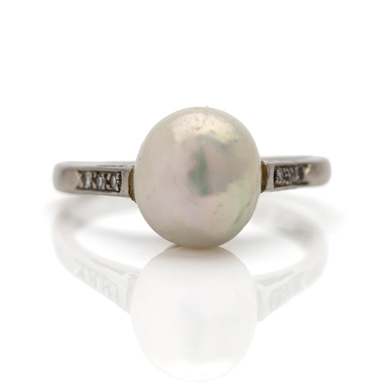 18K white gold ring with diamonds and pearl, CG Hallberg Stockholm 1949.