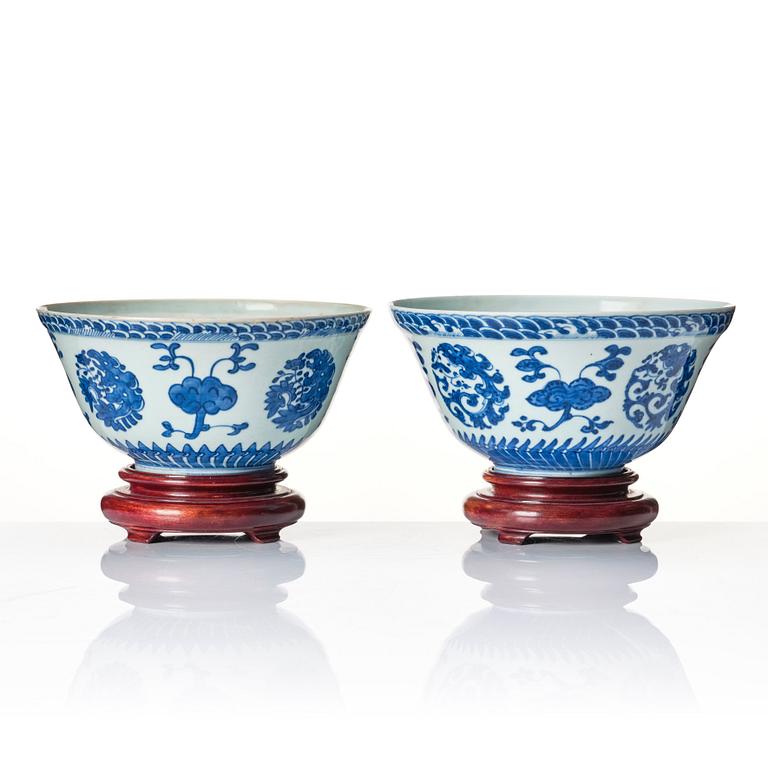 A matched pair of blue and white bowls, Qing dynasty, 19th century.