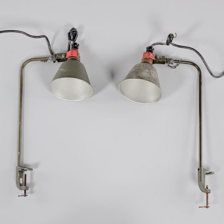 ARMÉLAMPOR, ett par, 1900-talets andra hälft.