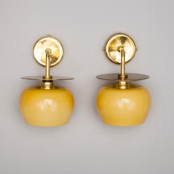 VÄGGLAMPOR, ett par, en märkt Taito, 1900-tal.