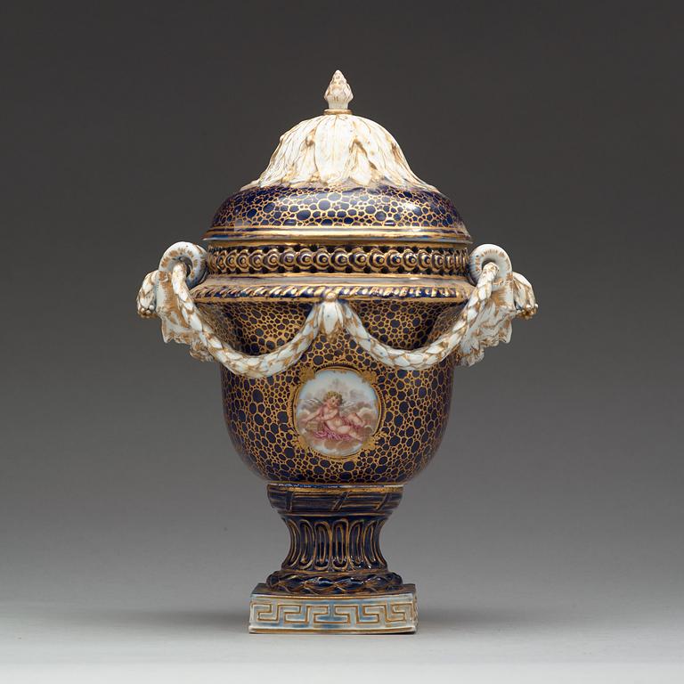 URNA med LOCK, porslin. Meissen, 1700-tal.