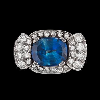 1407. RING med fasettslipad blå safir med briljantslipade diamanter, totalt ca 1.40 ct.