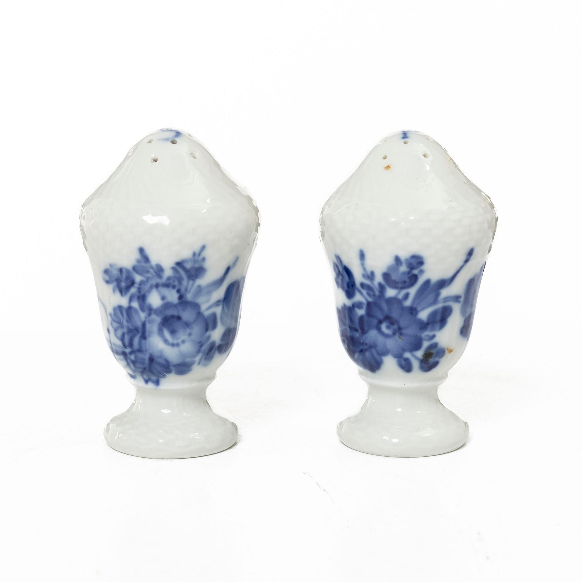 Royal Copenhagen, a set of five porcelain pieces, 'Musselmalet' / 'Blue Fluted' and 'Blå blomst', Denmark.