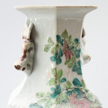 VAS, porslin, Kina, sannolikt 1800-tal.