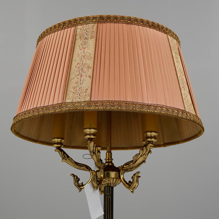 GOLVLAMPA, omkring 1900-talets mitt.