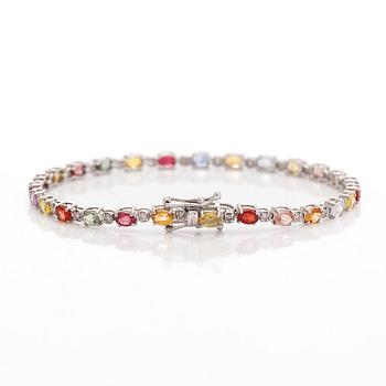 Rannekoru, 18K valkokultaa, monivärisillä safiireilla ja timanteilla.