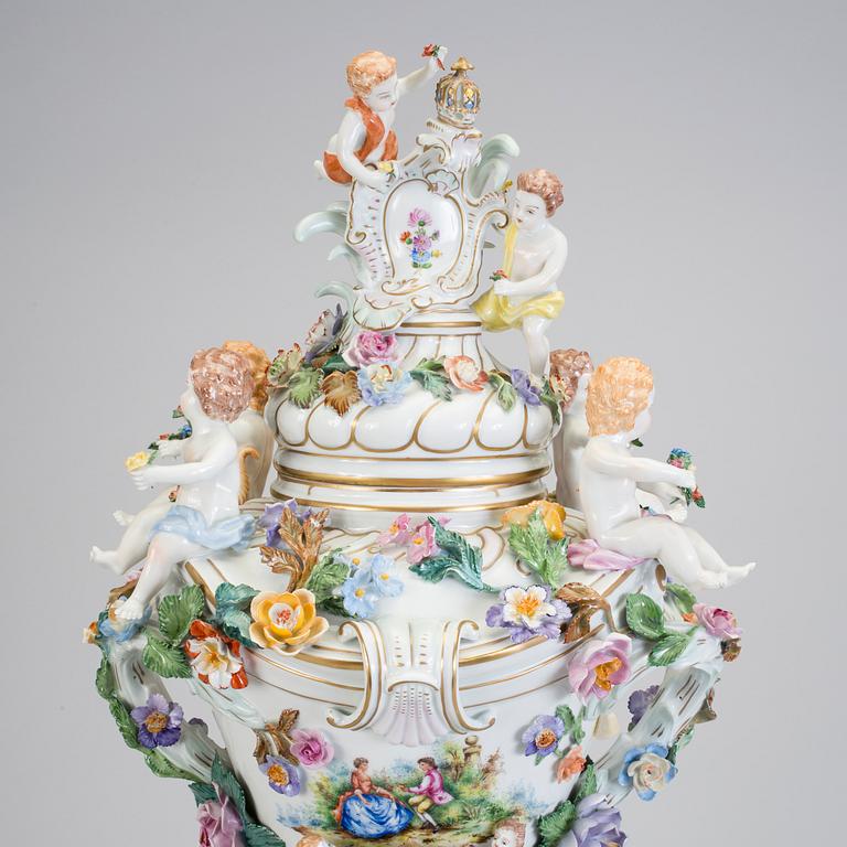 An early 20th century porcelain urn, Dresden, Germany.