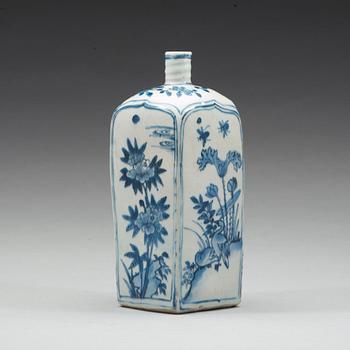 A blue and white bottle flask, Ming dynasty, Wanli (1572-1620).