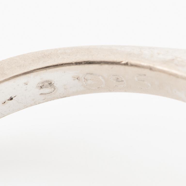 Ring 18K vitguld med blå safir och runda briljantslipade diamanter.