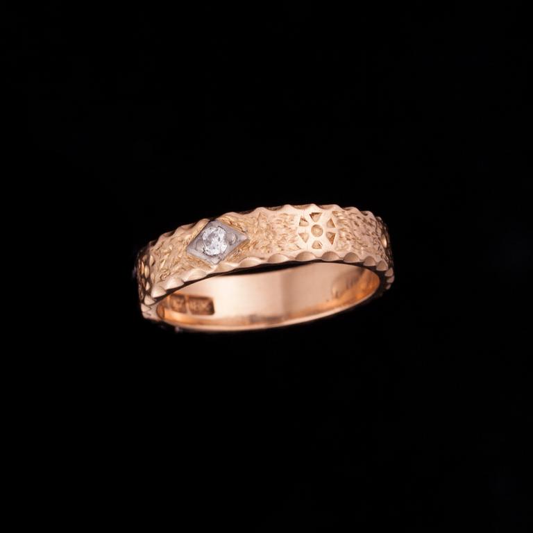 RING, guld 18K, diamant 0,05 ct, Åbo 1973. Vikt 4,2 g.