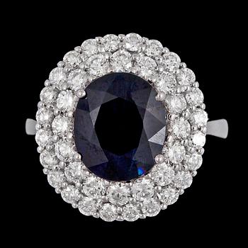 1287. RING, blå fasettslipad safir, 3.56 ct,  med dubbla rader briljantslipade diamanter, tot. 1.36.