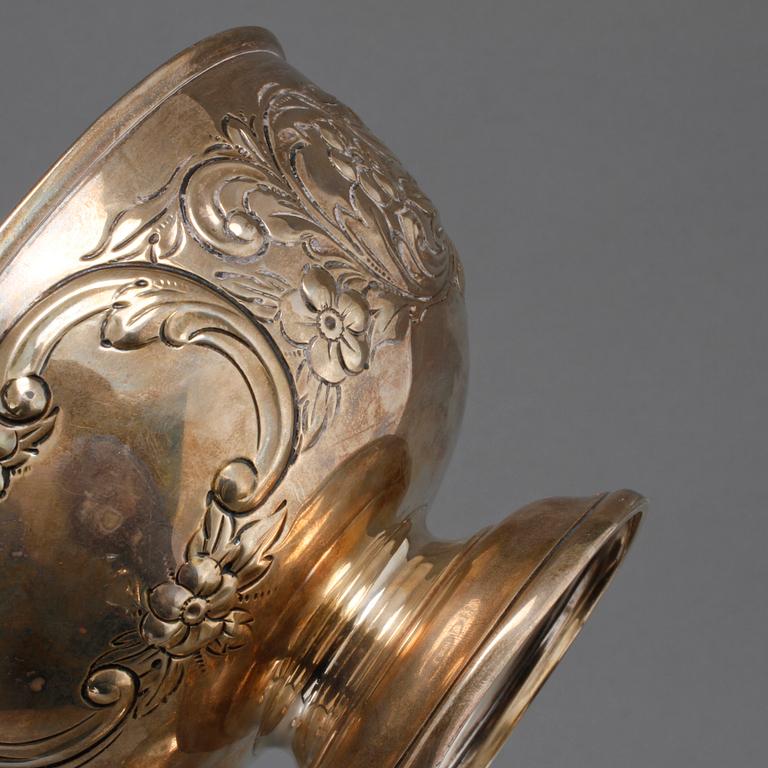 BRÖDKORG samt SKÅLAR, 2 st, silver, 1900-tal. Vikt ca 590 gram.