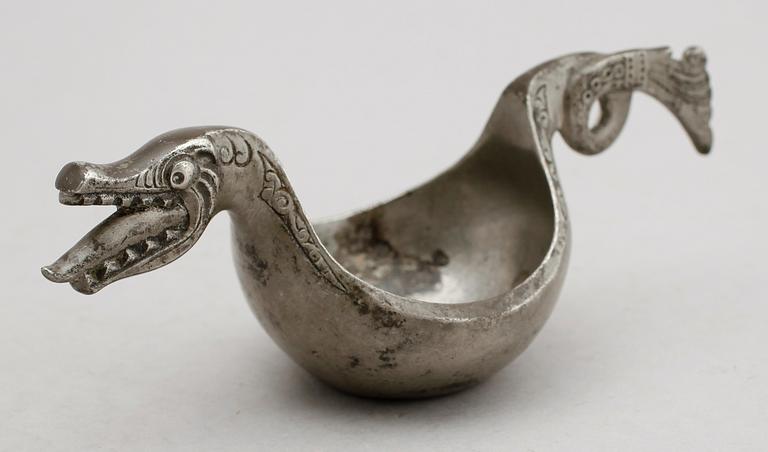 KÅSA, tenn, sign HN, 1800-/1900-tal.